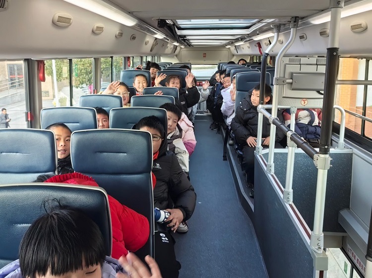 车厢内小孩照片.jpg